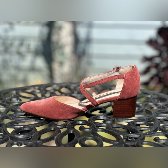 Hush Puppies — Sofie Cross Pump - Picture 3 of 7